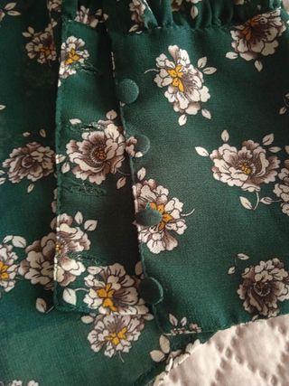 Camisa fluida verde com flores