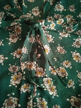 Camisa fluida verde com flores