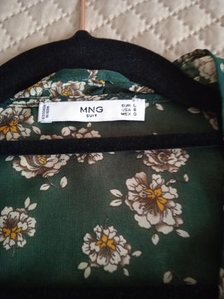 Camisa fluida verde com flores