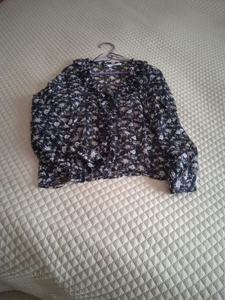 Camisa fluida preta com flores mulher