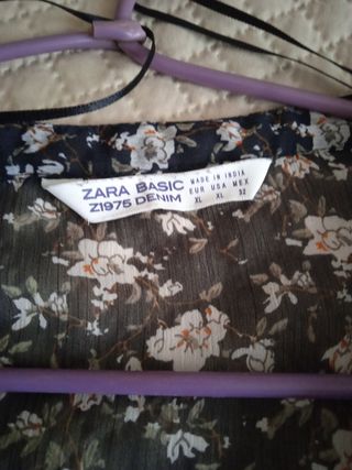 Camisa fluida preta com flores mulher