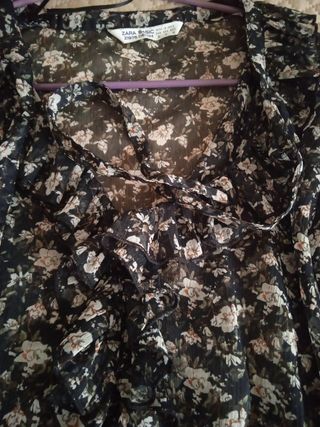 Camisa fluida preta com flores mulher