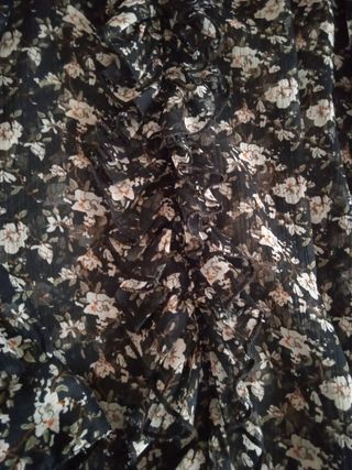 Camisa fluida preta com flores mulher