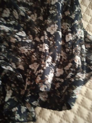 Camisa fluida preta com flores mulher