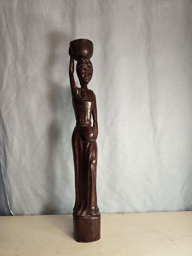 Figura africana tallada a mano, madera