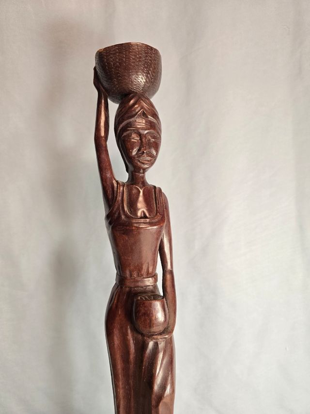 Figura africana tallada a mano, madera