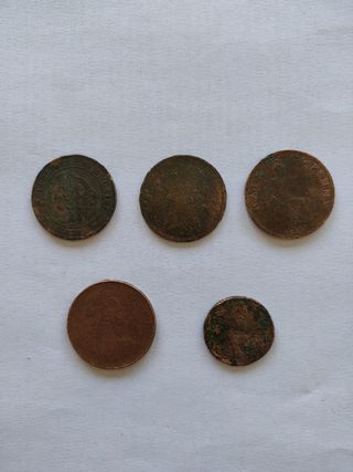 Cinco monedas muy antiguas.