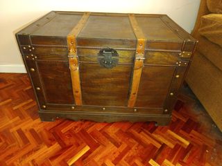 Baúl de madera con herrajes.