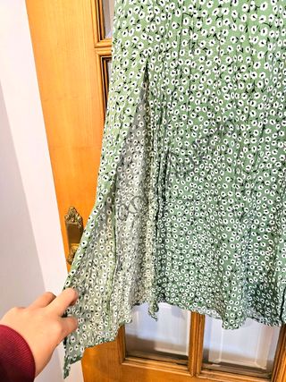 Falda midi aberturas floreada viscosa verde hym