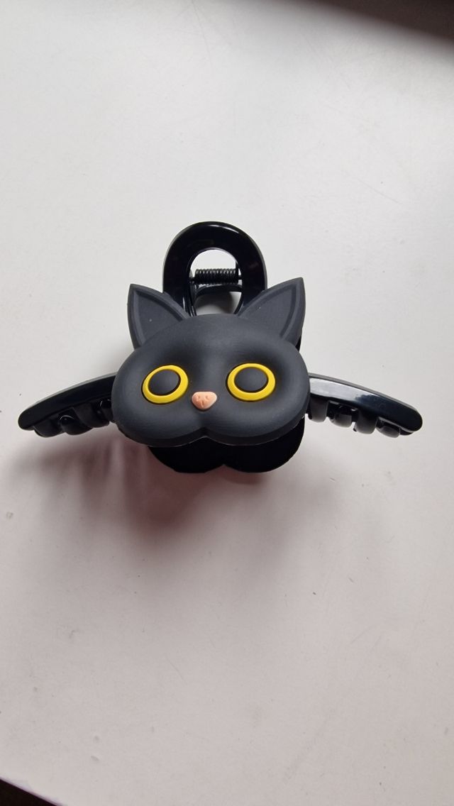 Pinza de gato negro en perfecto estado