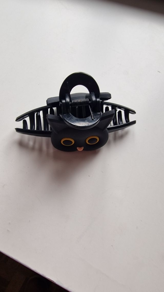 Pinza de gato negro en perfecto estado