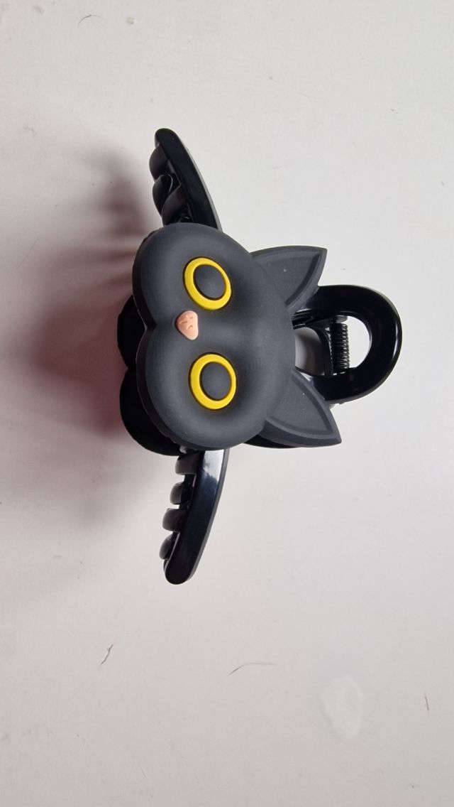 Pinza de gato negro en perfecto estado