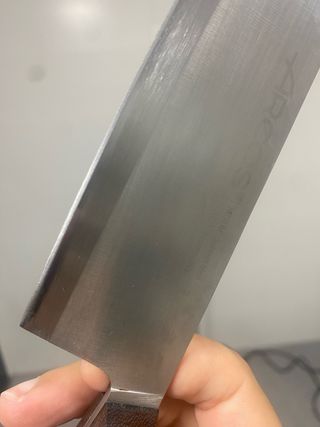 Afilado de cuchillo a mano.