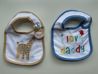 Pack regalos recién nacido: muñeco baberos plato