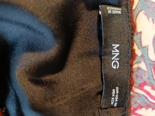 Estilosa falda Mango.