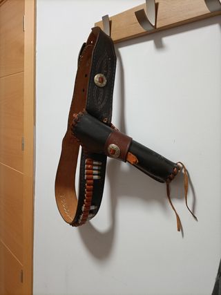 Cinturón con pistolera de cuero