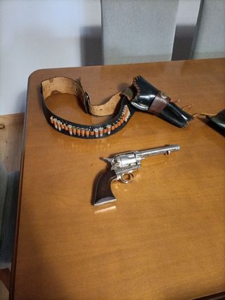 Cinturón con pistolera de cuero