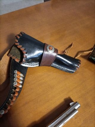 Cinturón con pistolera de cuero