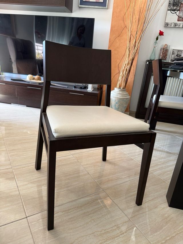 Mueble comedor y regalo de 4 sillas a juego