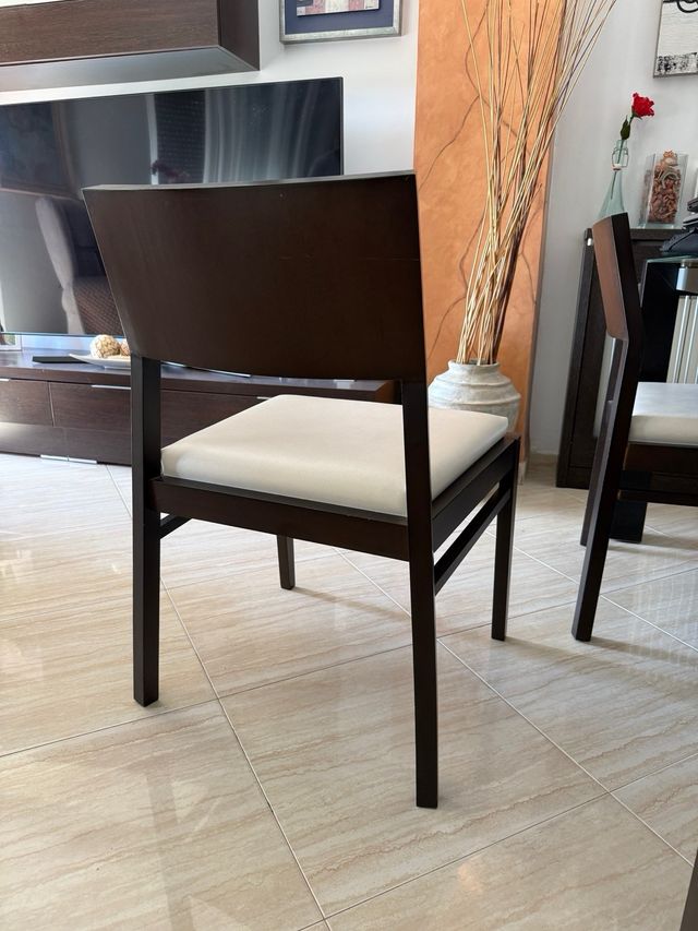 Mueble comedor y regalo de 4 sillas a juego