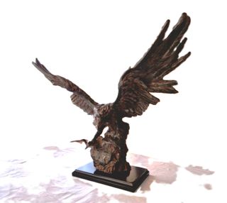 Figura de Aguila sobre roca y peana