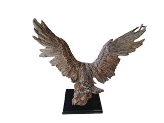 Figura de Aguila sobre roca y peana