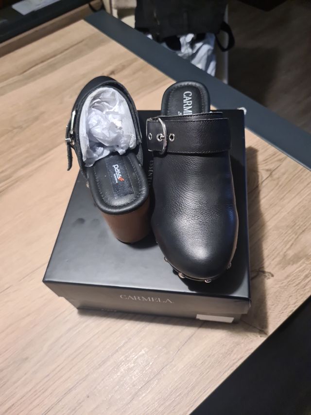 Zuecos de piel color negro