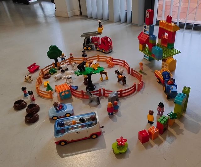Juguetes Lego Duplo y Playmobil 123