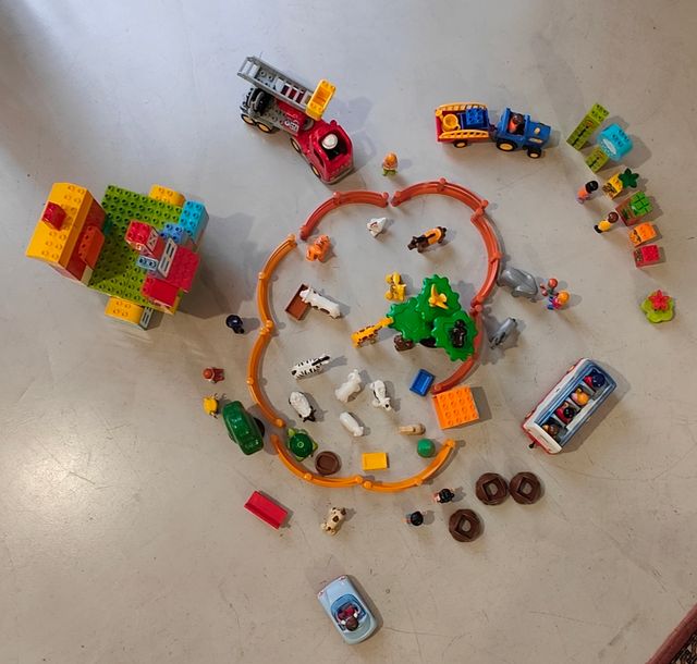 Juguetes Lego Duplo y Playmobil 123