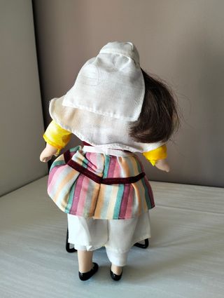 Bambolina in ceramica - Albania