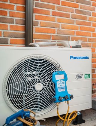 Revisión,reparación,mantenimiento,carga gas aire.