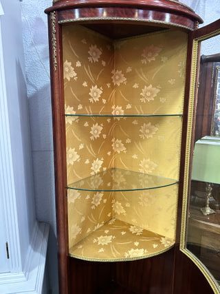 Vitrina rinconera expositor estilo Luis XVI