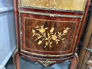 Vitrina rinconera expositor estilo Luis XVI