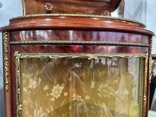 Vitrina rinconera expositor estilo Luis XVI