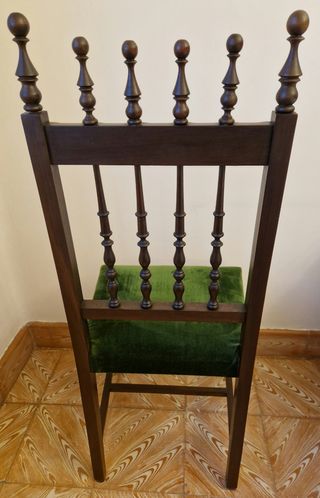 Silla antigua de madera