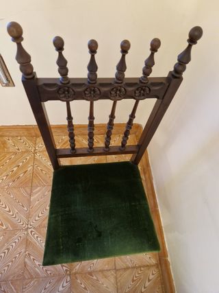 Silla antigua de madera