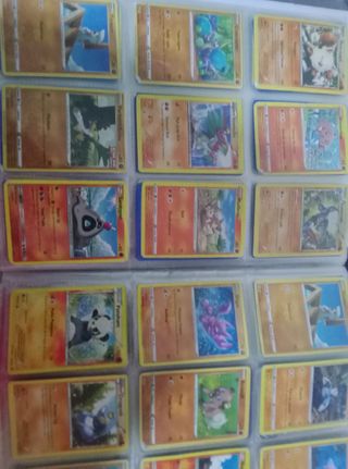 Álbum de cartas pokémon con mas de 450 cartas.