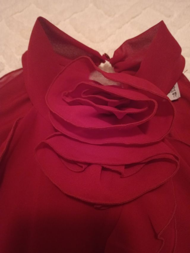 Camisa roja holter Rita Ora