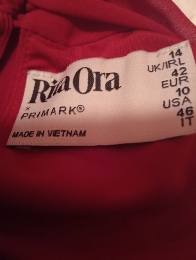 Camisa roja holter Rita Ora