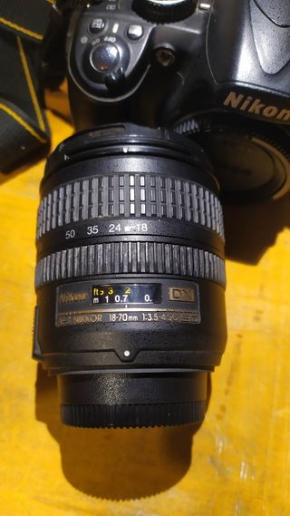 Cámara Nikon D3100 y objetivo