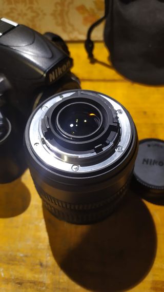 Cámara Nikon D3100 y objetivo