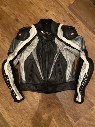 Mono de cuero IXS