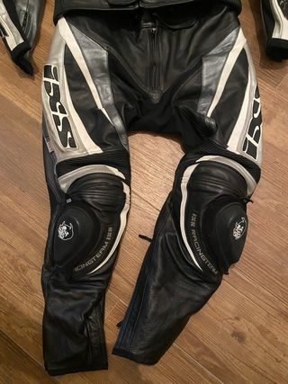 Mono de cuero IXS