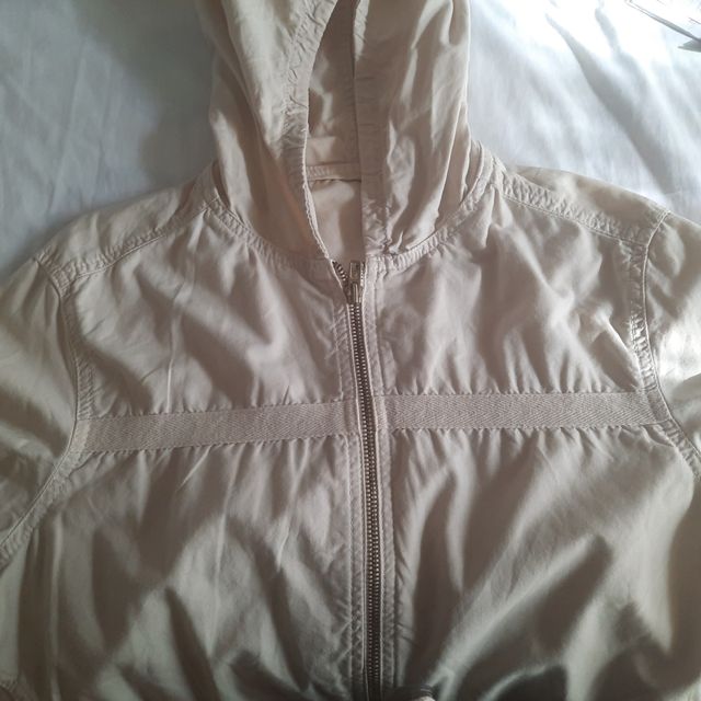 Cazadora corta con gorro, de entretiempo