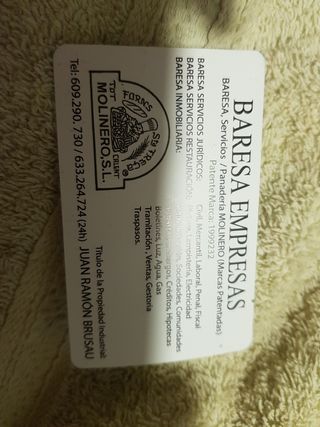 Escritorio magnifico con sus 3 sillas