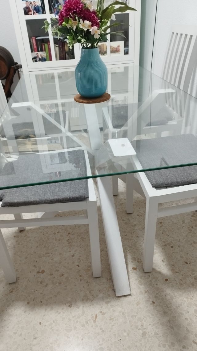 Conunto Mesa comedor y sillas