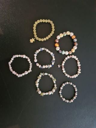 SIETE Pulseras elásticas de perlas y piedras