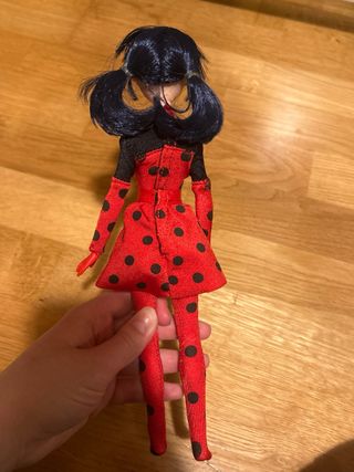 Muñeca Ladybug con neceser y maquillaje