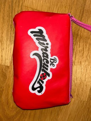 Muñeca Ladybug con neceser y maquillaje