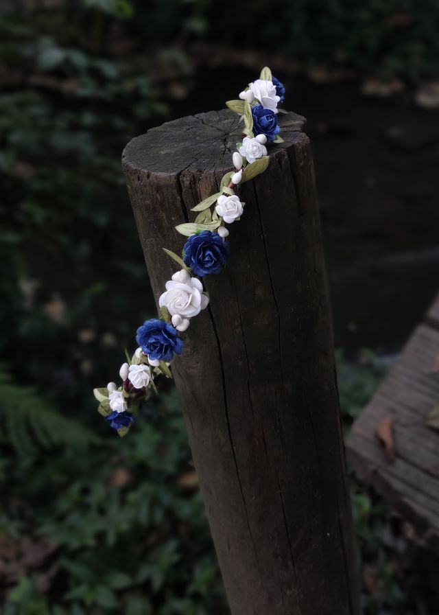 Corona de flores azul marino y blanca